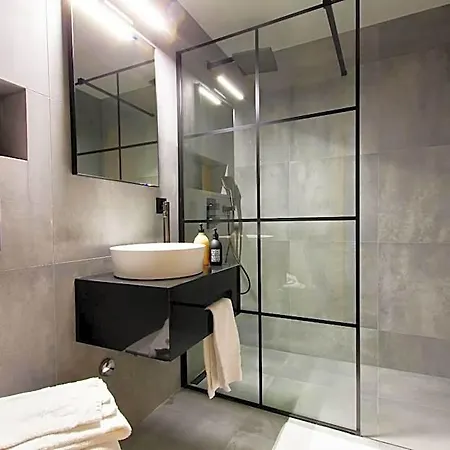 Hotel Shed