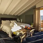 Hotel Shed